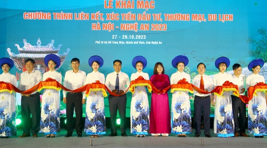 Các đại biểu cắt băng Khai mạc Chương trình liên kết, xúc tiến đầu tư, thương mại, du lịch Hà Nội - Nghệ An 2023